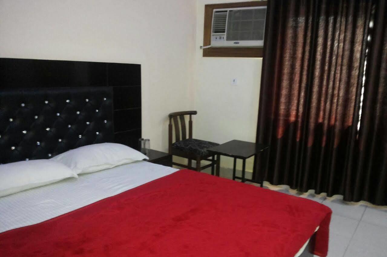 Oyo 26602 Hotel Shubham Dehradun Eksteriør bilde
